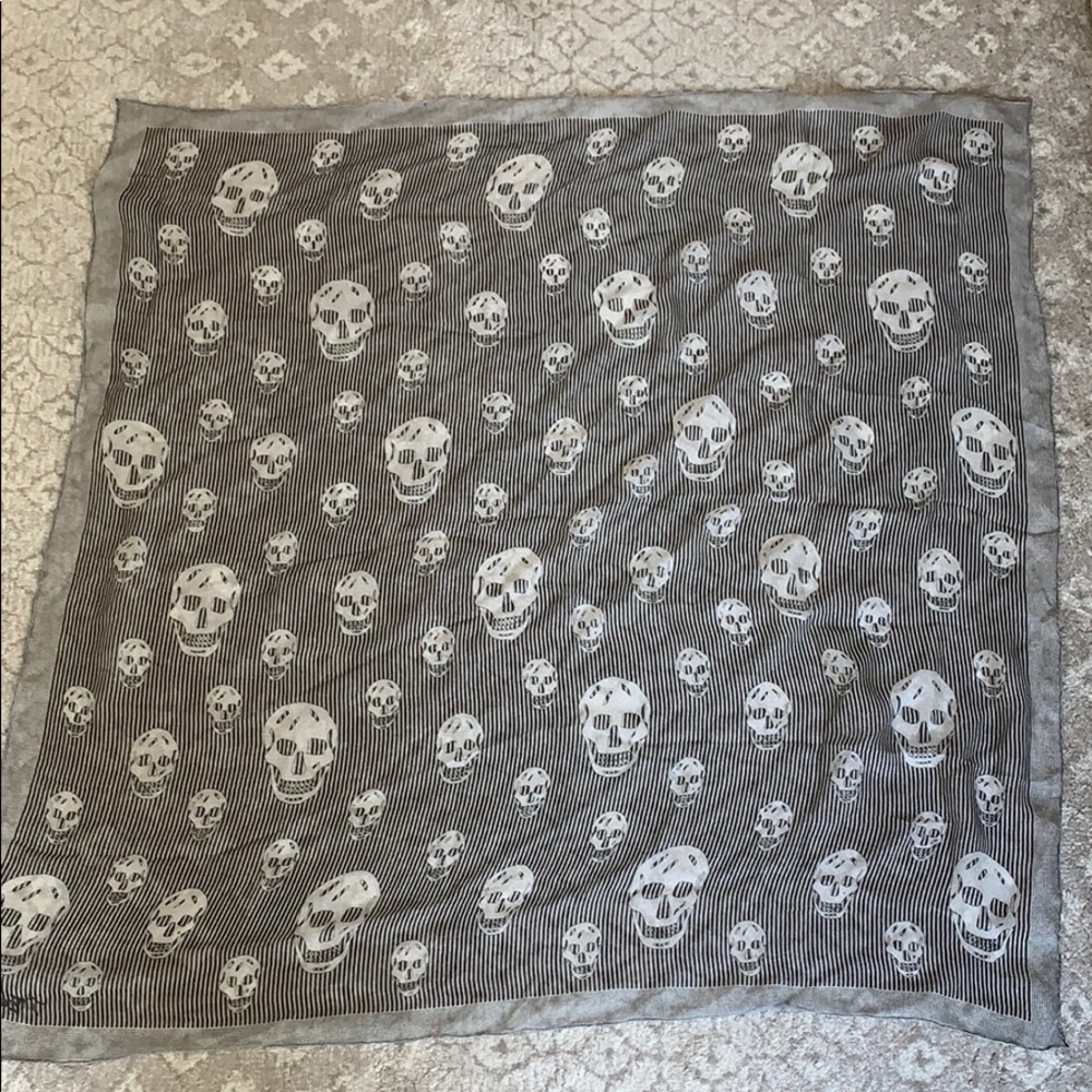 ALEXANDER MCQUEEN BLACK/WHITE STRIPED SKULL SCARF